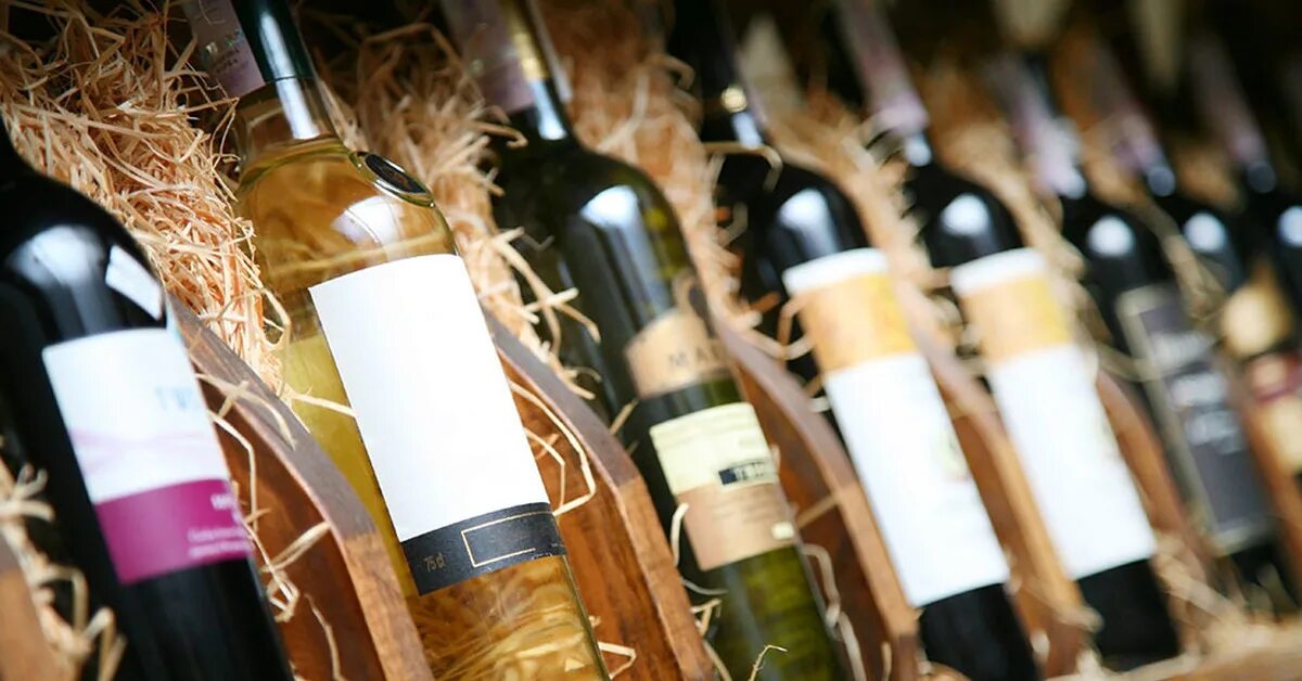 Утерянное вино. Бокал с вином. Вкусное вино. Пиросмани вино. Мукузани виноград.