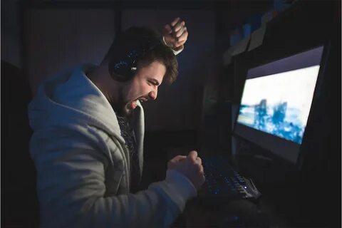 Человек любит компьютерные игры