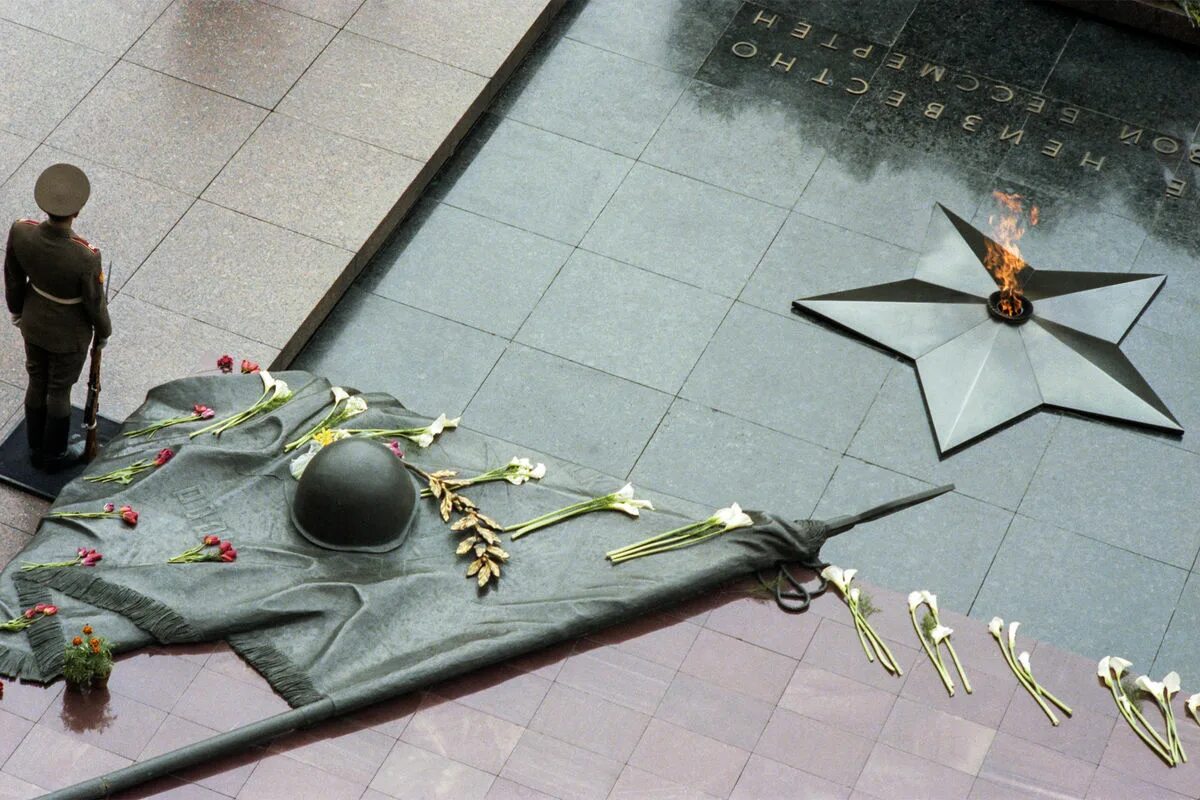 Почему мемориал могила неизвестного солдата имеет важнейшее. Могила неизвестного солдата Москва. 1966 Год захоронение неизвестного солдата. Александровский сад Москва могила неизвестного солдата. Москва вечный огонь могила неизвестного солдата.