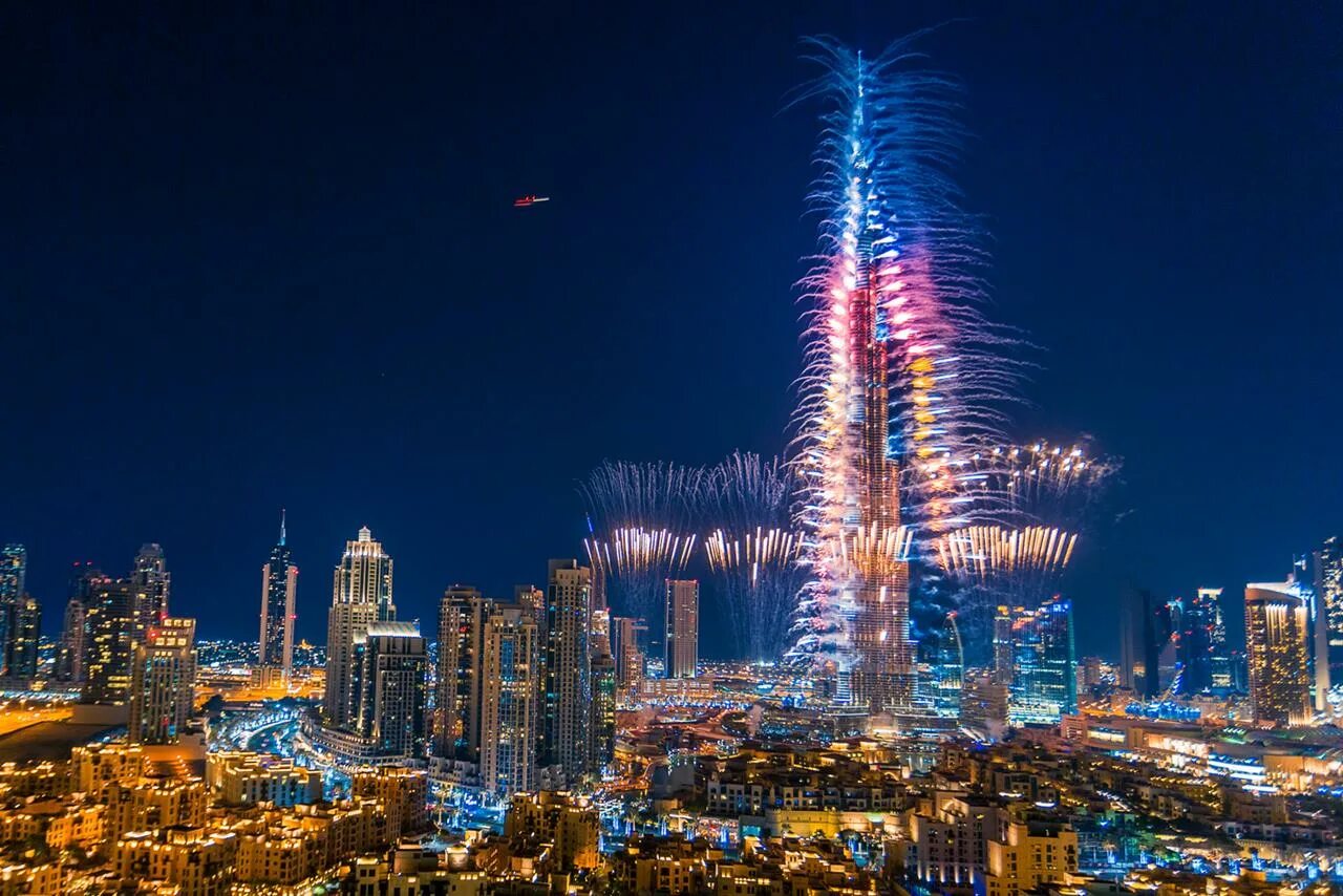 Население дубая 2024. Бурдж Халифа. Дубай Бурдж Халифа салют. Новый год в Дубае Бурдж Халифа. Бурдж Халифа новогодний салют.