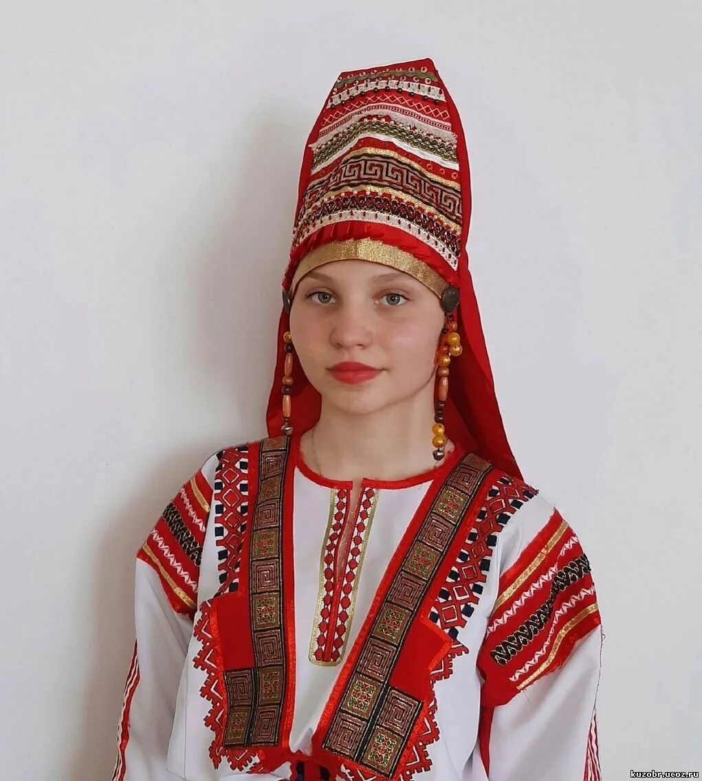 Костюм мордвы. Национальный костюм мокши и эрзи. Костюм мордвы. Мордовский национальный костюм эрзянки. Мордовский национальный костюм мокша.