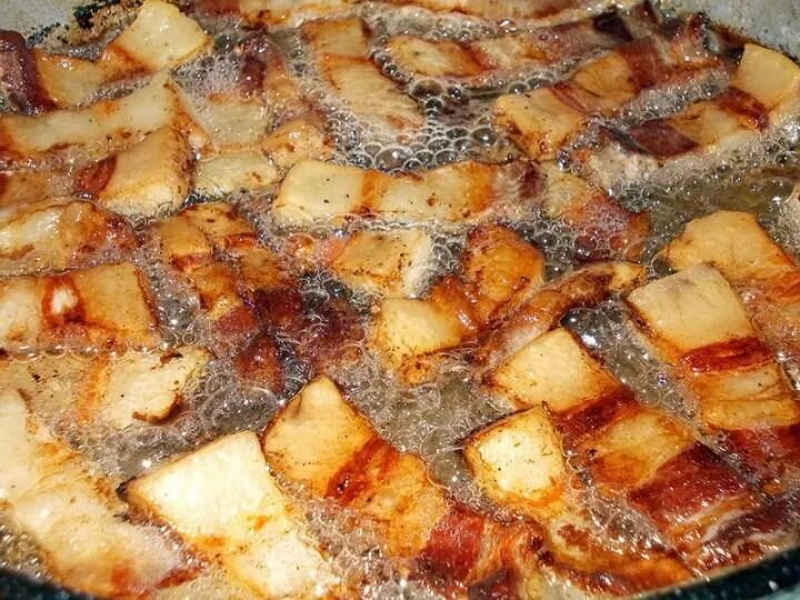 Сало со шкварками. Жареное сало. жареные шкварки сала. свиные шкварки. сало жаренное на сковородке.