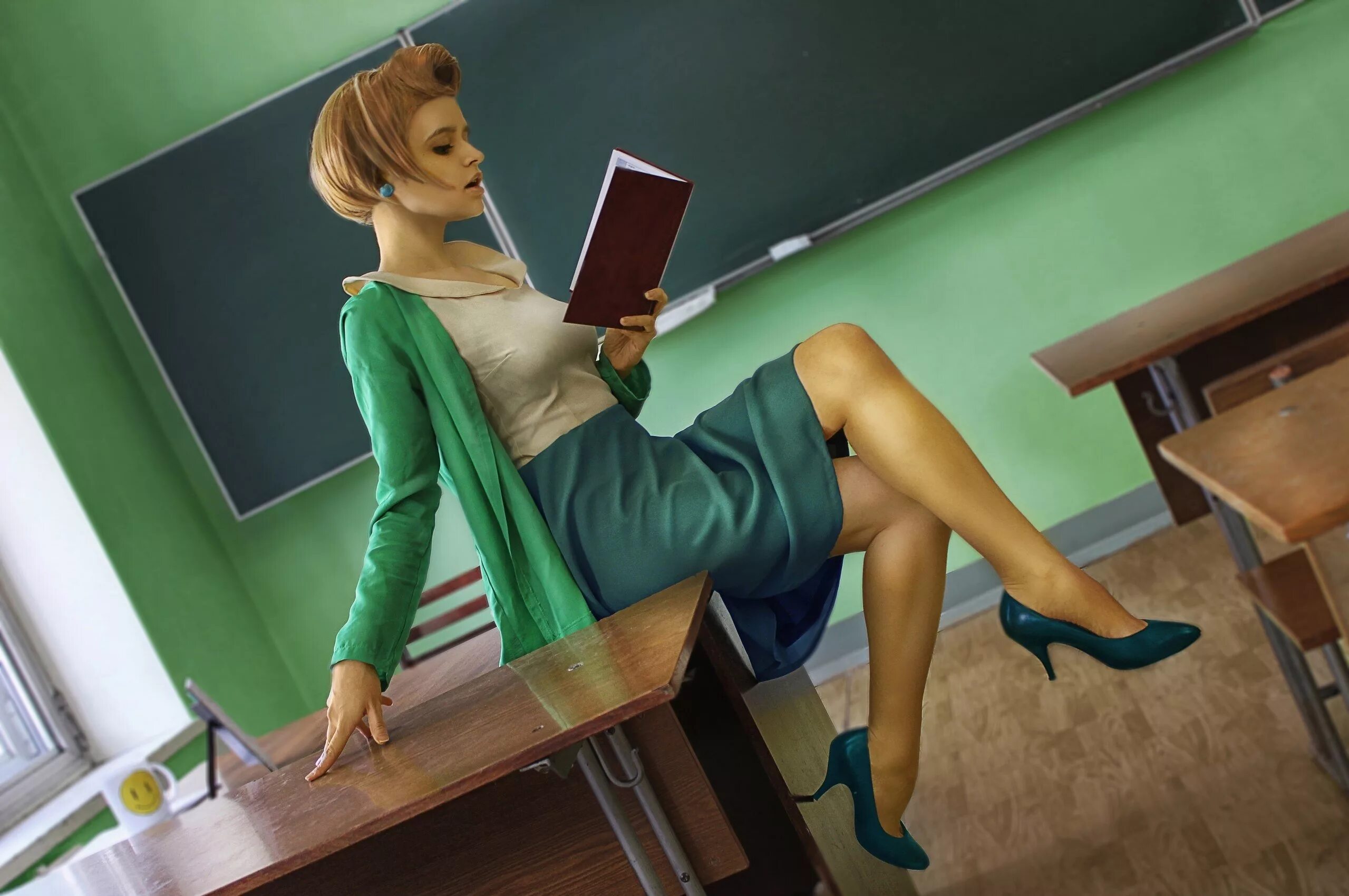 Hottest school teacher. Миссис крабаппл косплей. Эдна крабаппл косплей. Эдна крабаппл горячая. Миссис крабаппл в Нижнем белье.