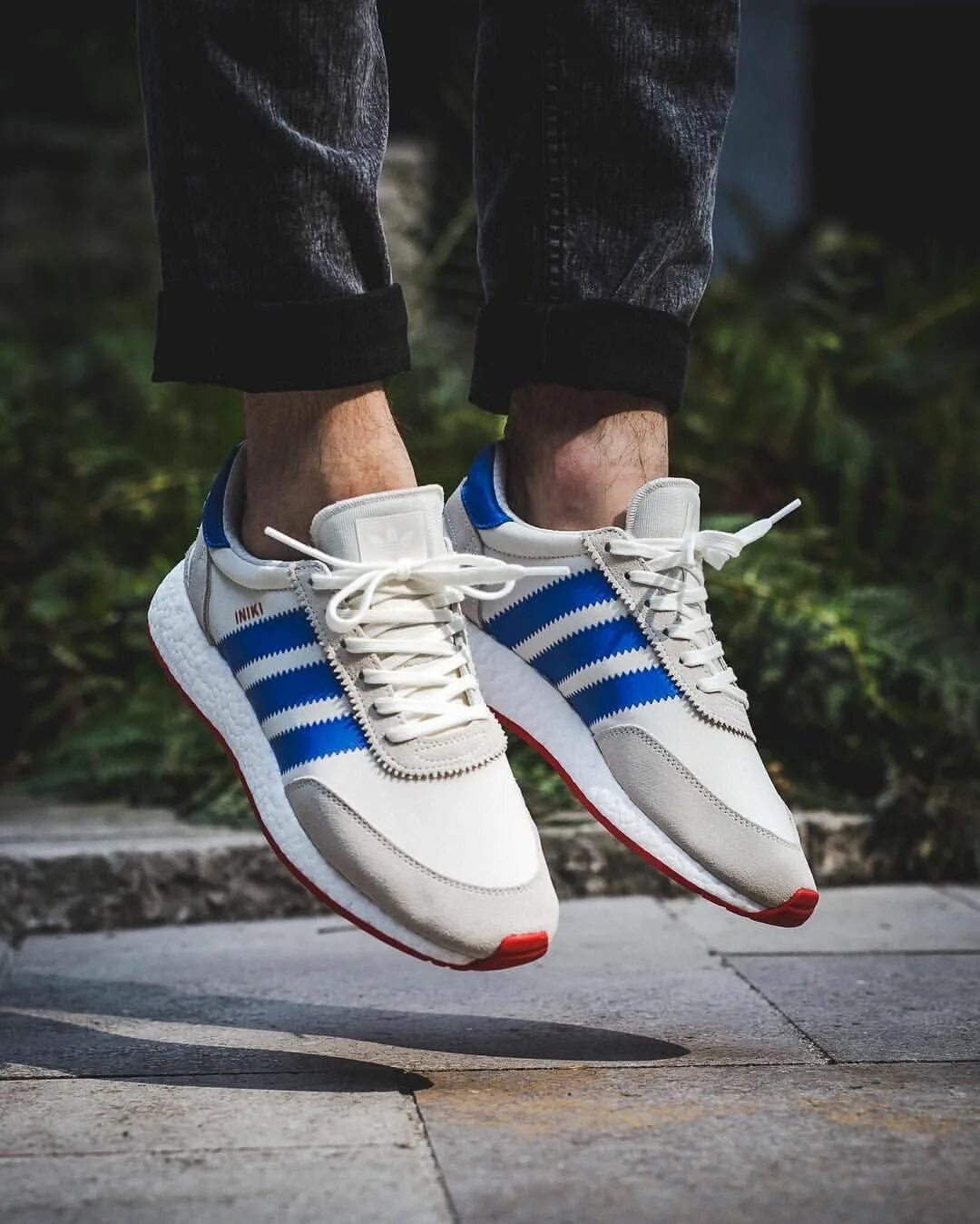 Адидас коял. Кроссовки adidas фестивальки. Adidas Iniki Pride. Кеды адидас иники. Adidas Sneakers 70s.