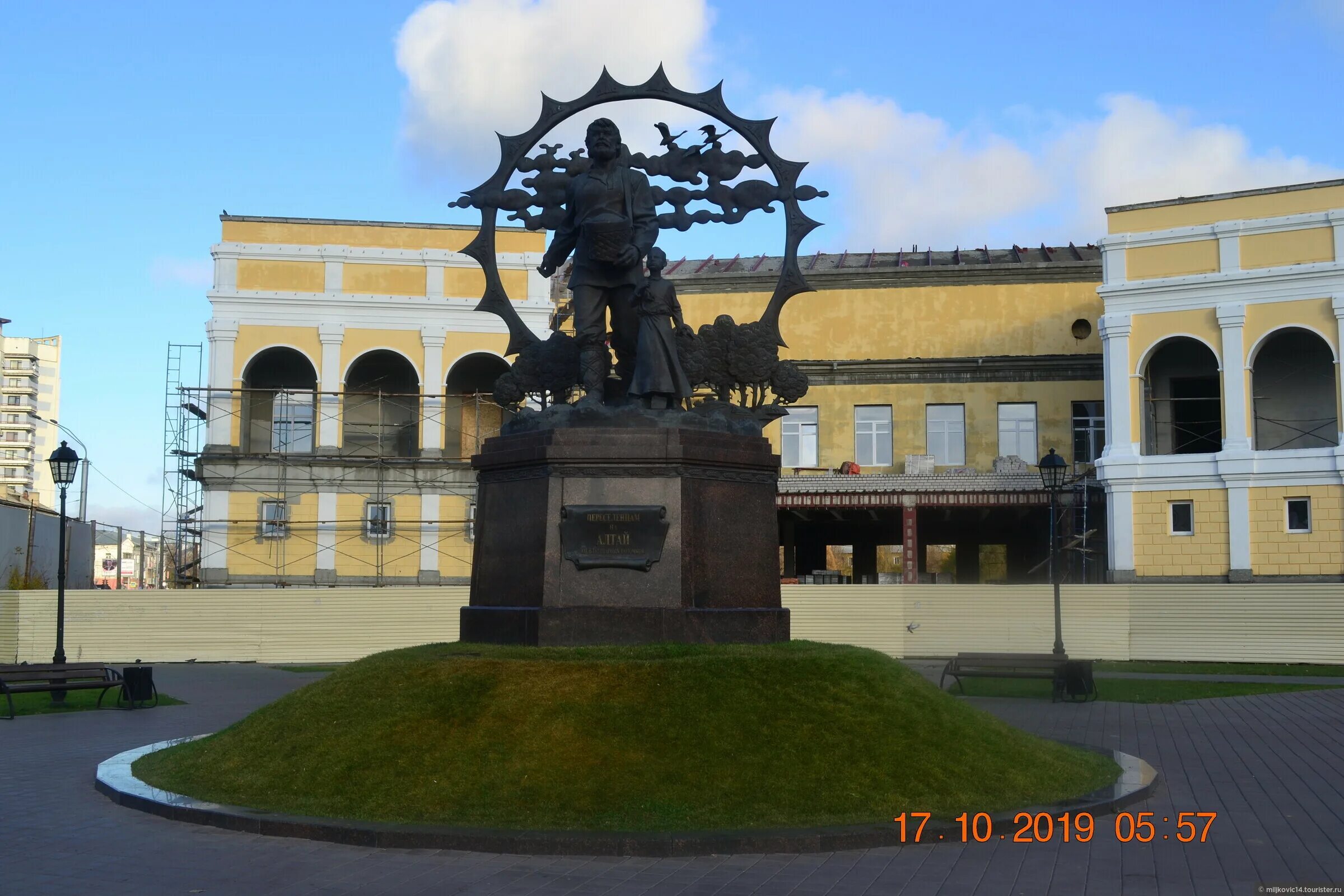 Площадь октября барнаул. Памятник переселенцам на Алтай Барнаул. Памятник сеятелю в Барнауле. Памятник на октября Барнаул.