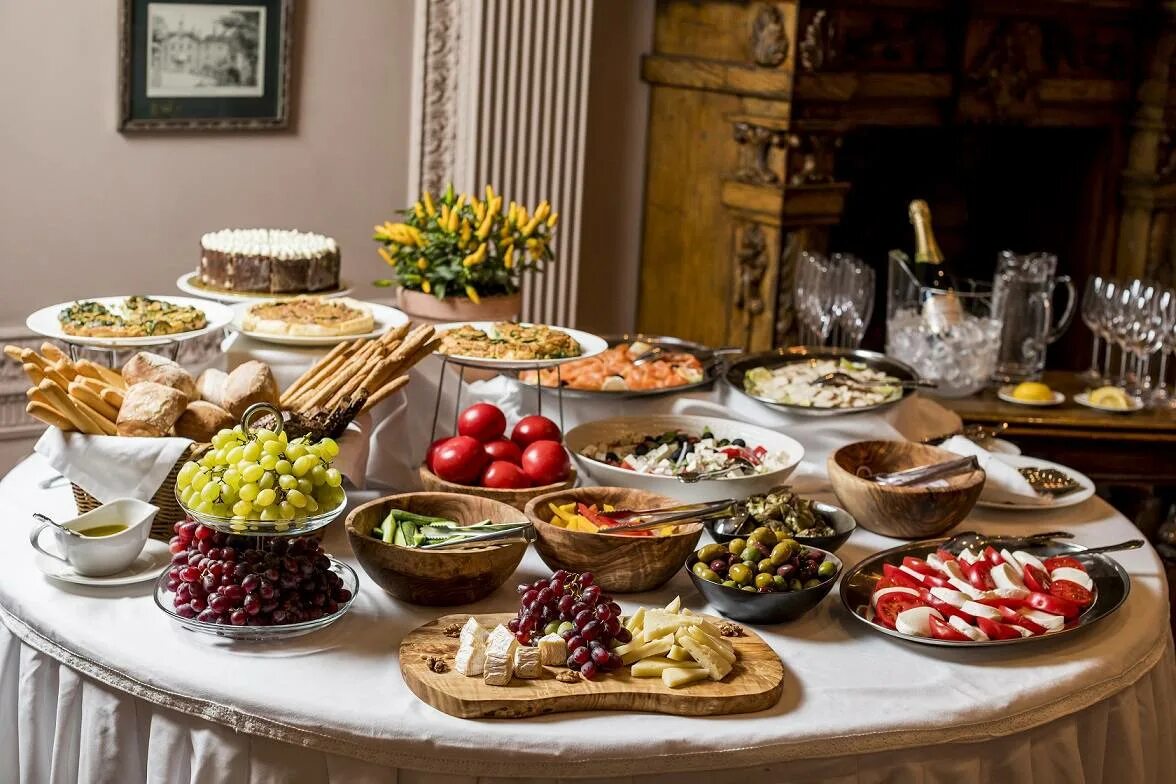 Греческий праздничный стол. Сервировка стола с едой. Накрытый стол. Итальянский праздничный стол. Шикарный стол с едой.