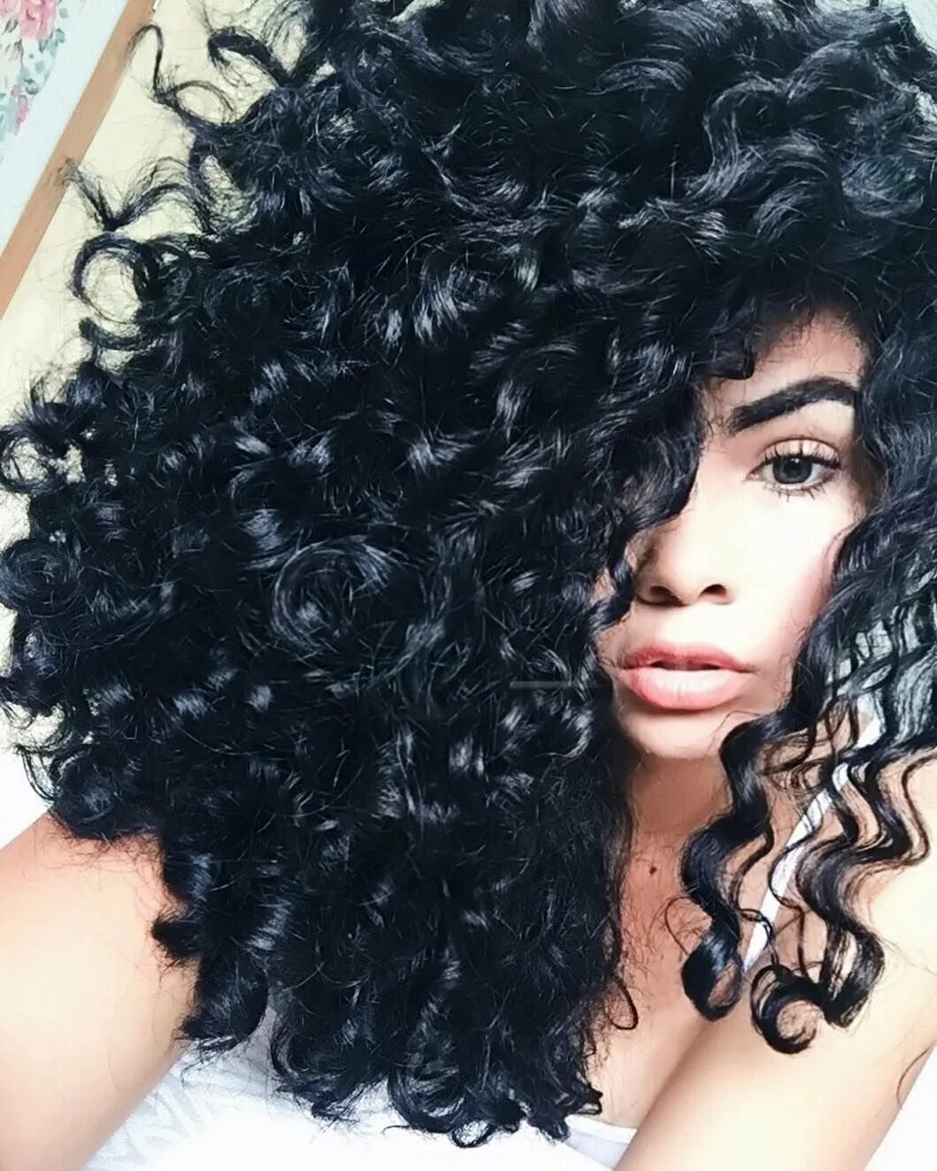 Кудрей в черном цвете. Керли хеир. Черные кудрявые волосы. Парик длинные кудрявые волосы. Длинные темные вьющиеся волосы.