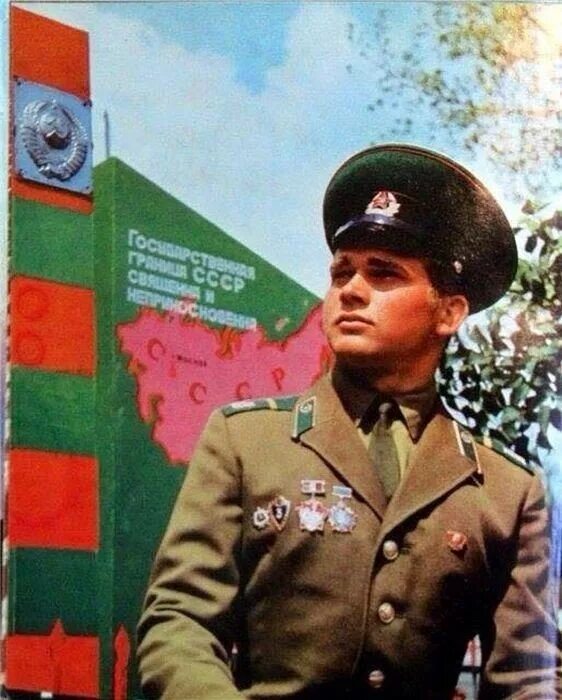 Солдат советской армии в гсвг. Принятие присяги ссср. Политзанятия в советской армии. Сср служба. Сср служба.