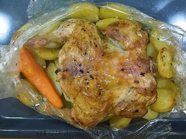Курица в рукаве в духовке. Курица с картошкой в духовке в рукаве. Курица с картошкой в рукаве для запекания. Запечь курицу в рукаве.
