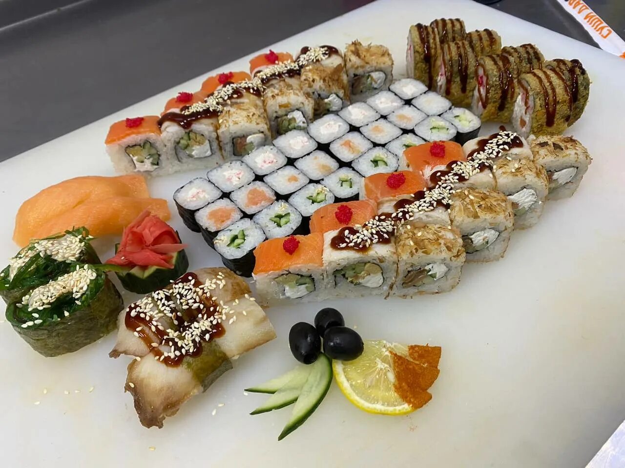 суши даром лого. сет зигзаг суши даром. сет роллов на хэллоуин. суши даром суши даром. суши белая калитва.