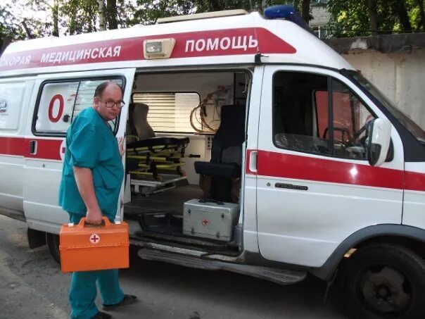 Вызов на дом бригады скорой помощи. Вызов скорой. вызвать скорую. вызвать скорую помощь. врачи скорой помощи на вызове.