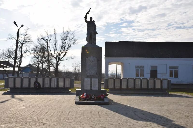 С экономическое краснодарский край. Село русское Крымский район. Село экономическое Краснодарский край. Памятник в Тахтамукае. Памятник в Козульке.