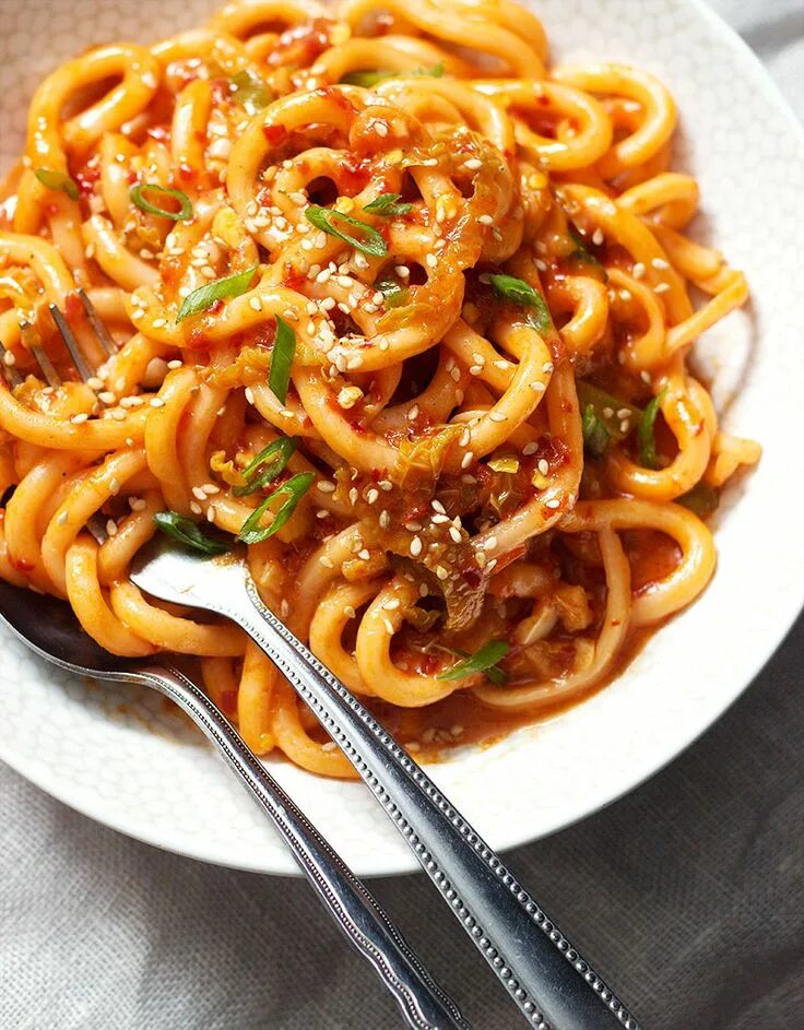 Udon. Удон нудлс. udon лапша. кимчи удон. японская лапша удон.