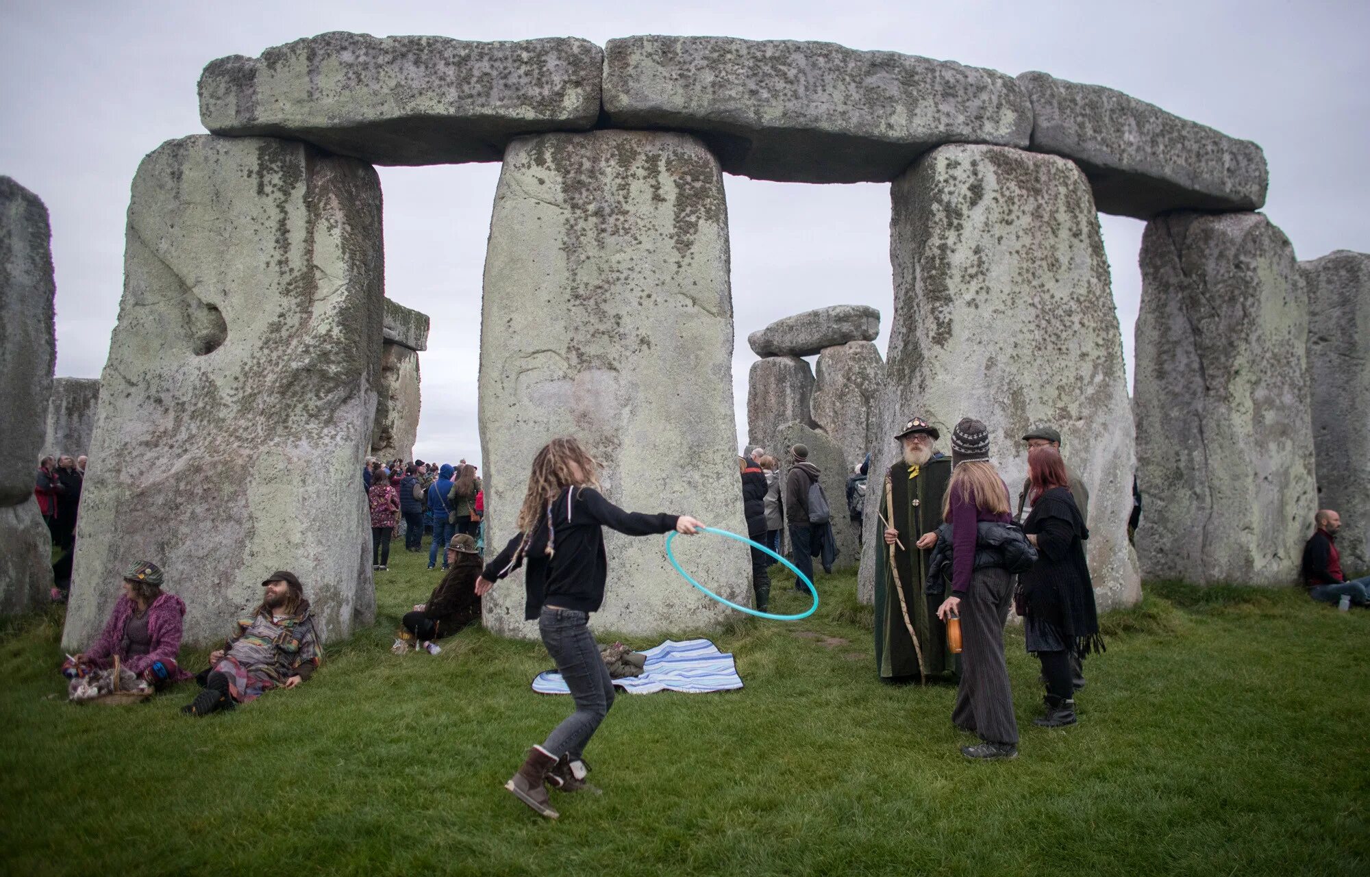 Stonehenge is perhaps the worlds. Стоунхендж святилище друидов. Стоунхендж туристы. Стоунхендж, Великобритания туристы. Стоунхендж обряды друидов.