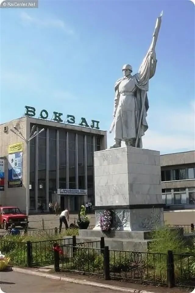 Посредник в бузулуке. Памятник в Бузулуке на вокзале. Площадь город Бузулук. Площадь Ленина Бузулук. Памятник воину освободителю Бузулук.