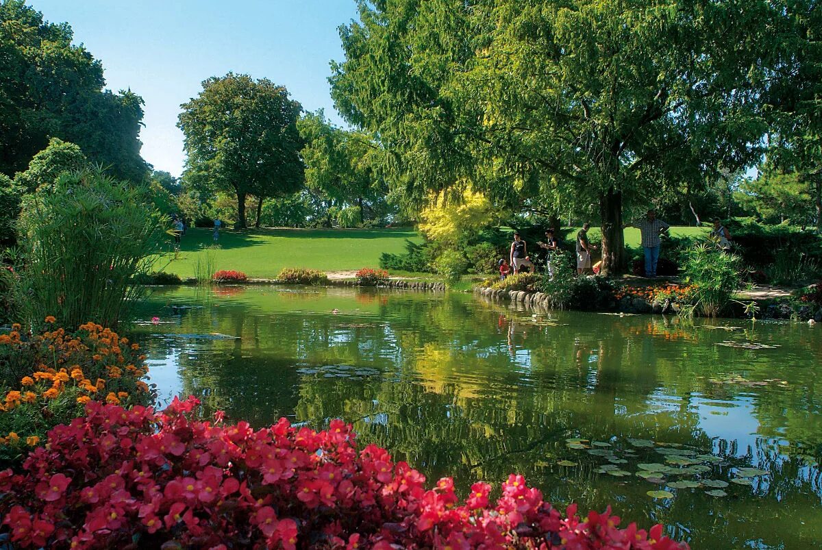 Парк какой прекрасный. Парк Сигурта Италия. Сигурта парк аллея роз. Сад Трокадеро пруд. «Сад с прудом в Живерни» (около 1920, Моне.