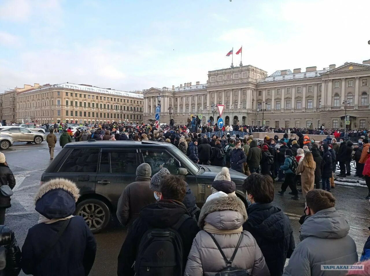 Что творится в питере. Митинг на Дворцовой площади. Митинги в Санкт-Петербурге сейчас. ОМОН на Дворцовой площади. Митинг на Дворцовой площади сейчас.