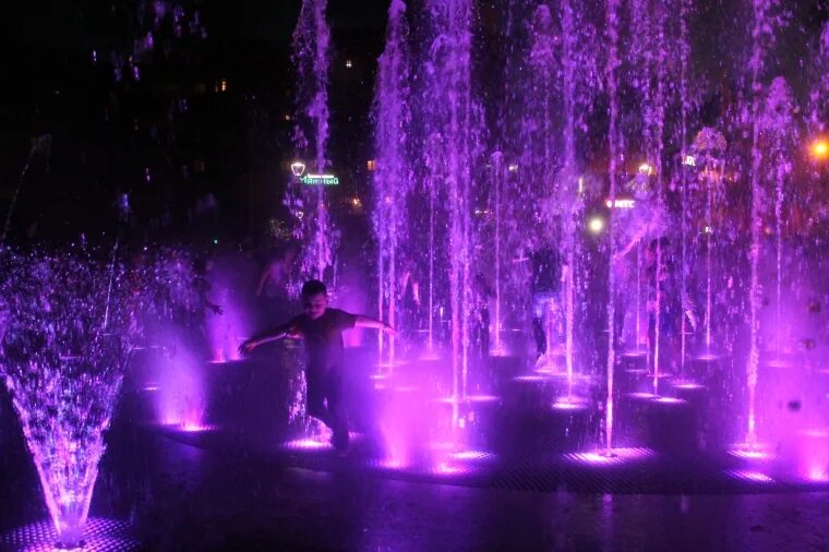 Включили ли фонтаны. Светомузыкальный фонтан Ярославль. Фонтан в сиреневом саду Москвы. Фиолетовый фонтан. Современный фонтан в парке.