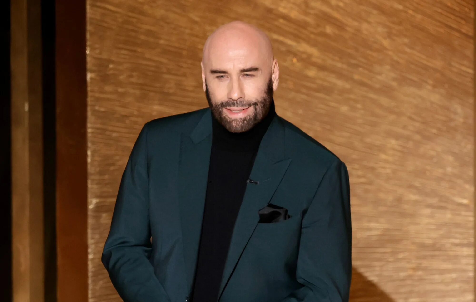 John Travolta gives emotional tribute to Olivia Newton-John at Oscars - Quick Te