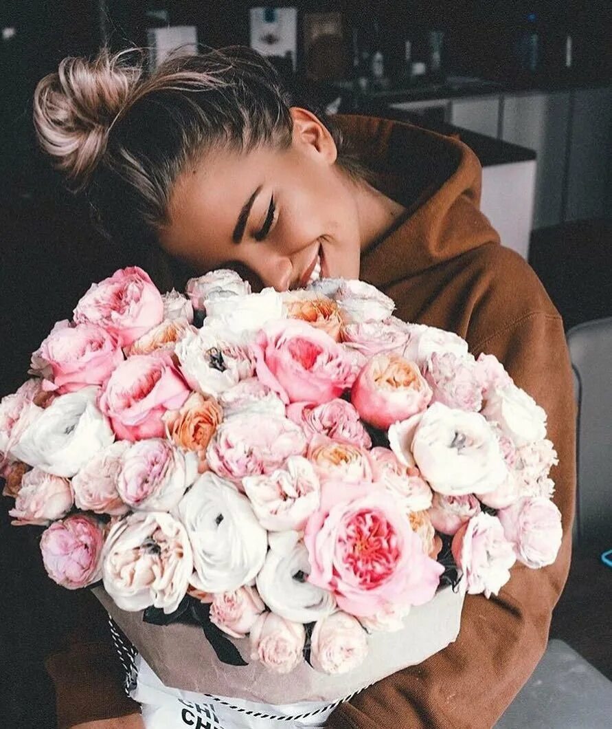 Отправил девушке цветы. Букет "девушке". Девушка с букетом роз. Девушка с букетом пионов. Букет цветов для девушки.