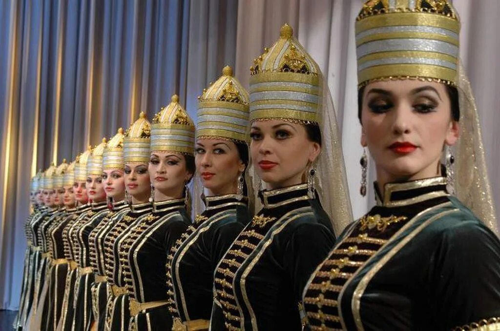 Черкешенка это какая национальность. Нальмэс ансамбль. адыгейский ансамбль нальмэс. черкешенка нация. черкешенки внешность кабардинка.