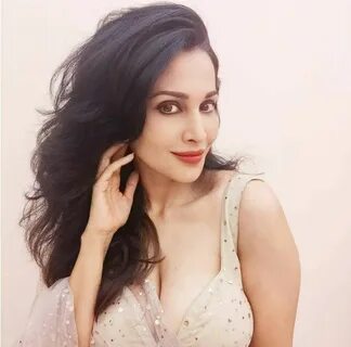 Flora saini age