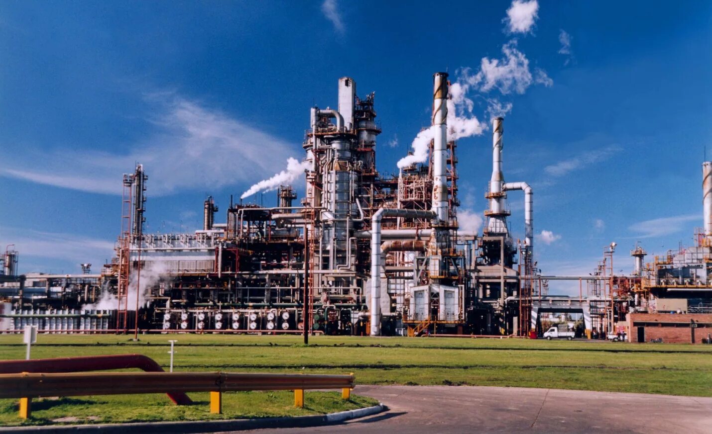 Нефтехимический завод, ульсан, республика корея. Заводы нефтехимического машиностроения. Заводы нефтехимического машиностроения. Нефтехимический завод, ульсан, республика корея. Топливно энергетический комплекс.