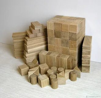Деревянный окрашенный куб