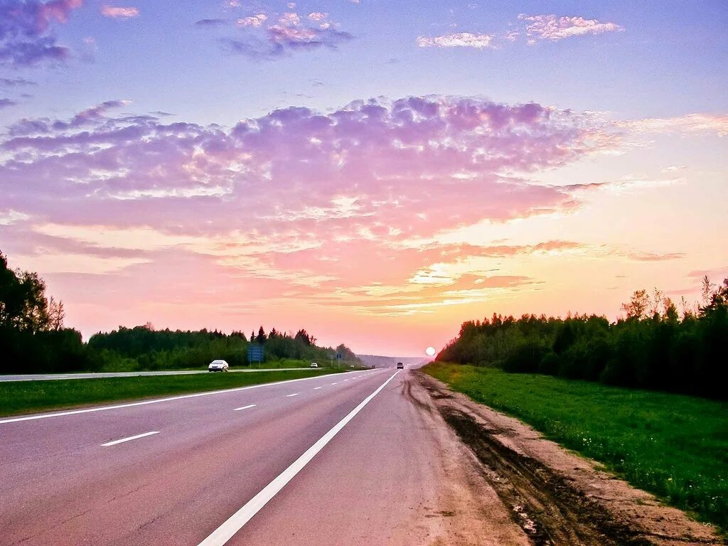 дорога летом. красивая дорога. трасса рассвет. асфальтированная дорога. дорога летом.