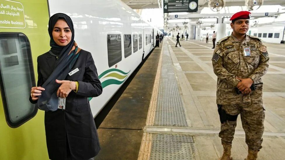 Университет имама сауда в Эр Рияде. Саудовская Аравия женщины 2022. Поезда Саудовской Аравии. Женский спецназ Саудовской Аравии.