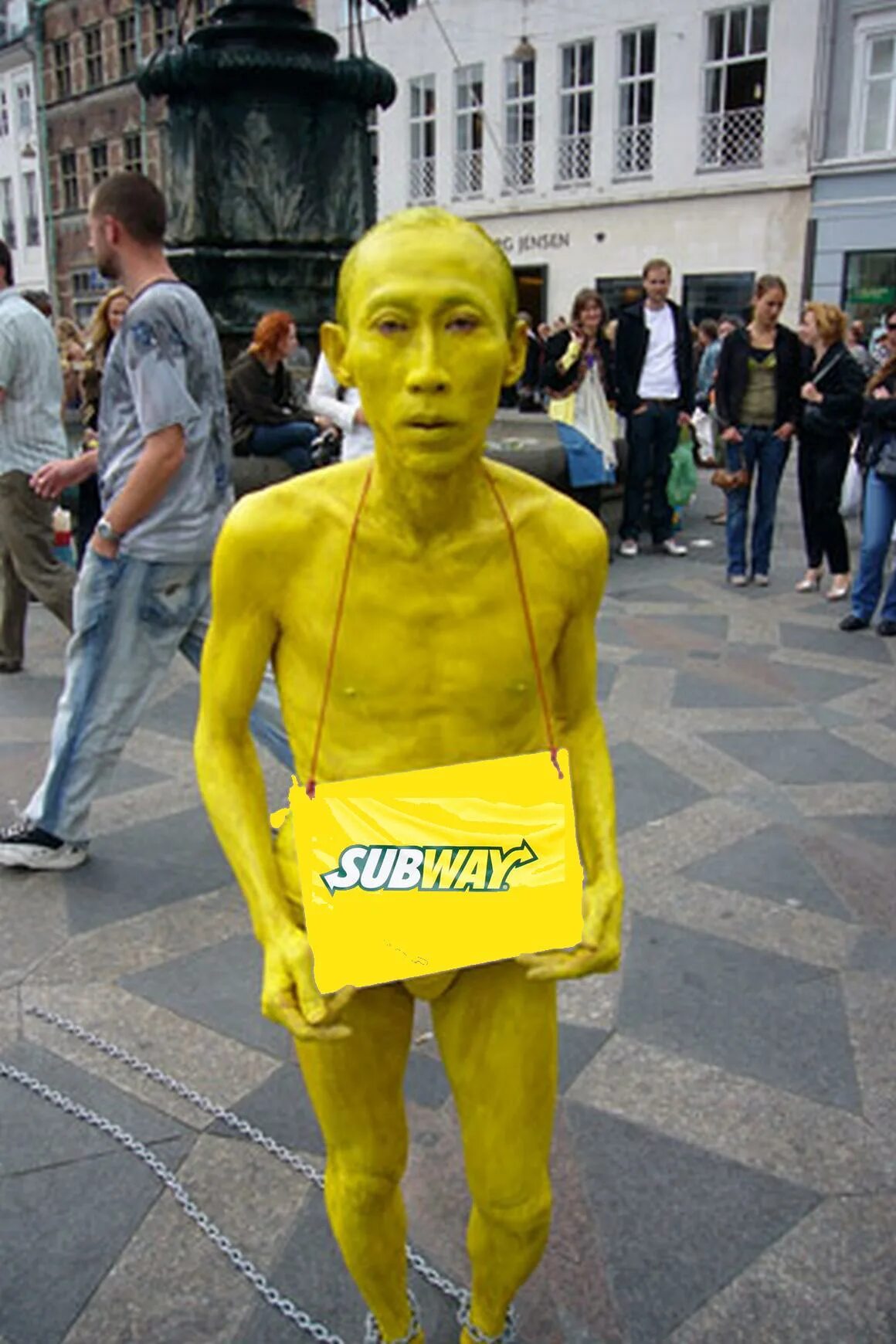 Почему желтый назвали желтым. Желтый человек. Желтые китайцы. Желчый человек. Человек в желтой краске.