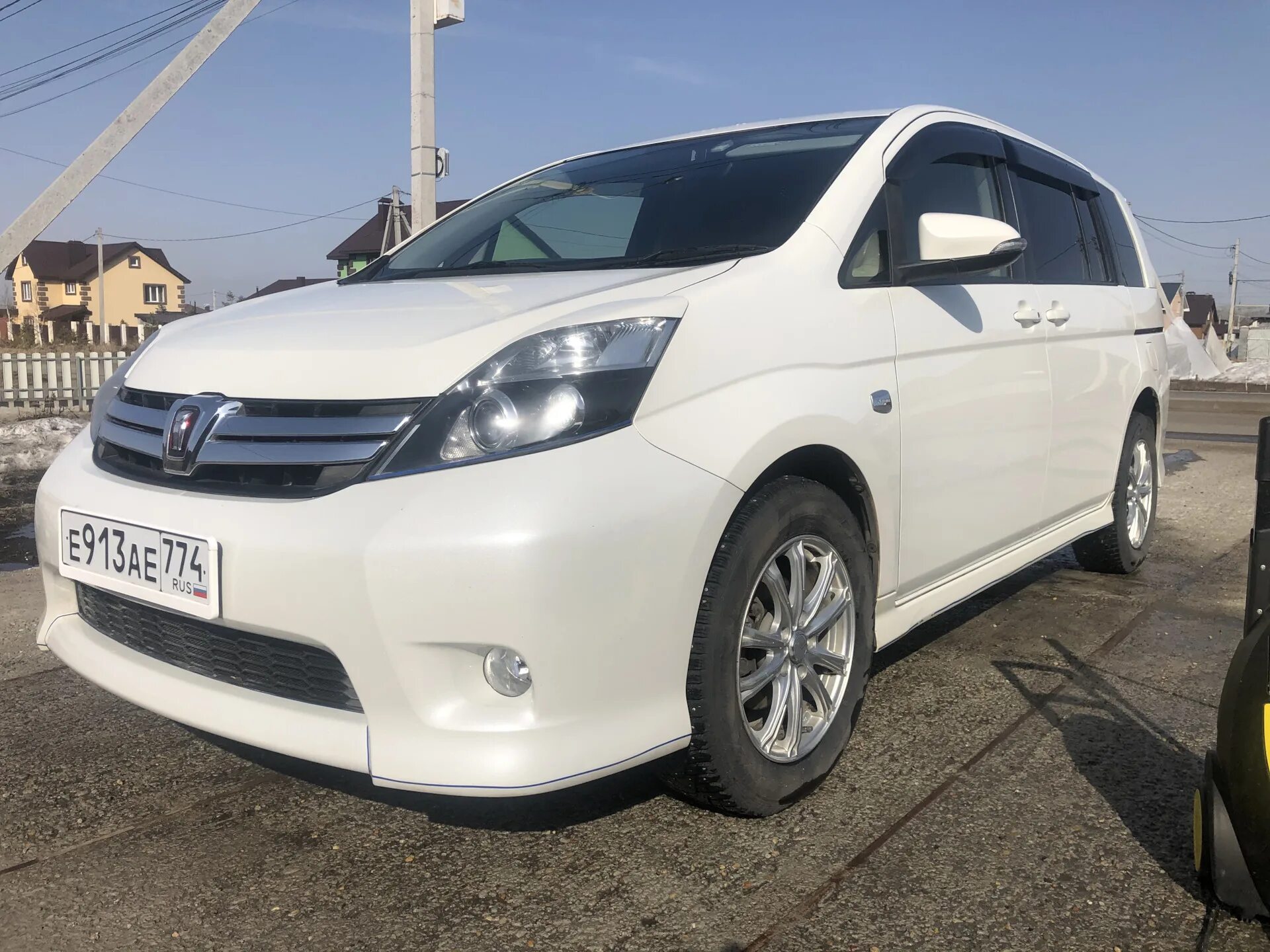 Куплю тойота б у в новосибирске. Toyota Isis. Toyota Isis 1.8. Toyota Isis 2013. Toyota Isis 4wd.