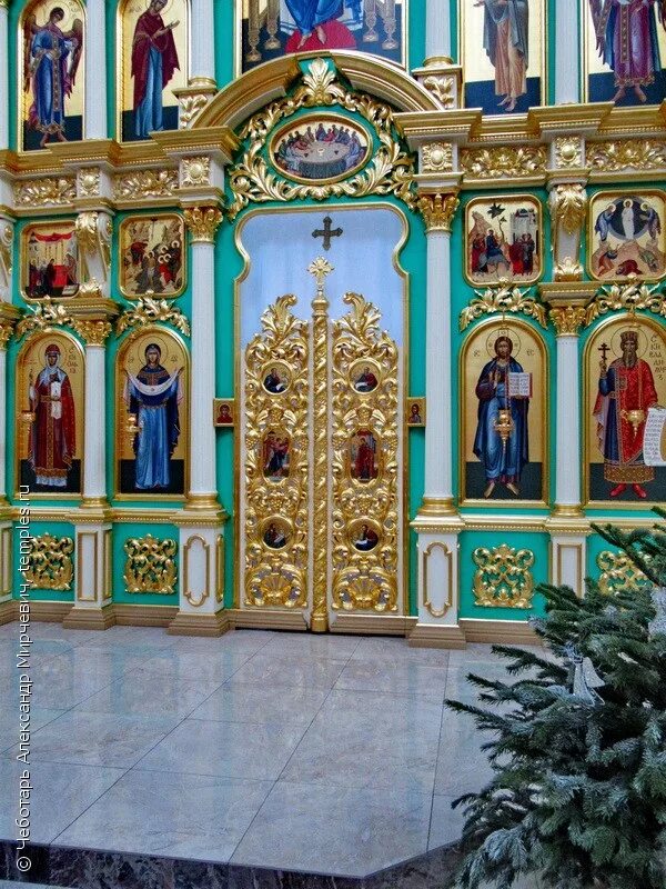 Храм всех святых просиявших в черемушках. Храм всех святых в земле российской просиявших в черемушках. покровский храм в батайске иконостас. царские врата храма всех святых пермь. иконостас в храме всех святых пермь.
