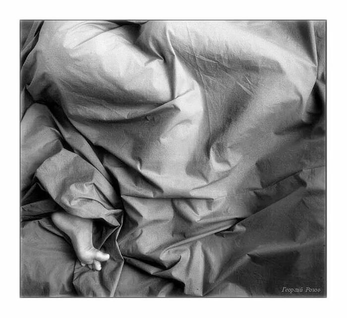 Скомканная простынь. Мятое белое постельное белье. Смятая белая постель. Мятые простыни. Небрежная кровать.