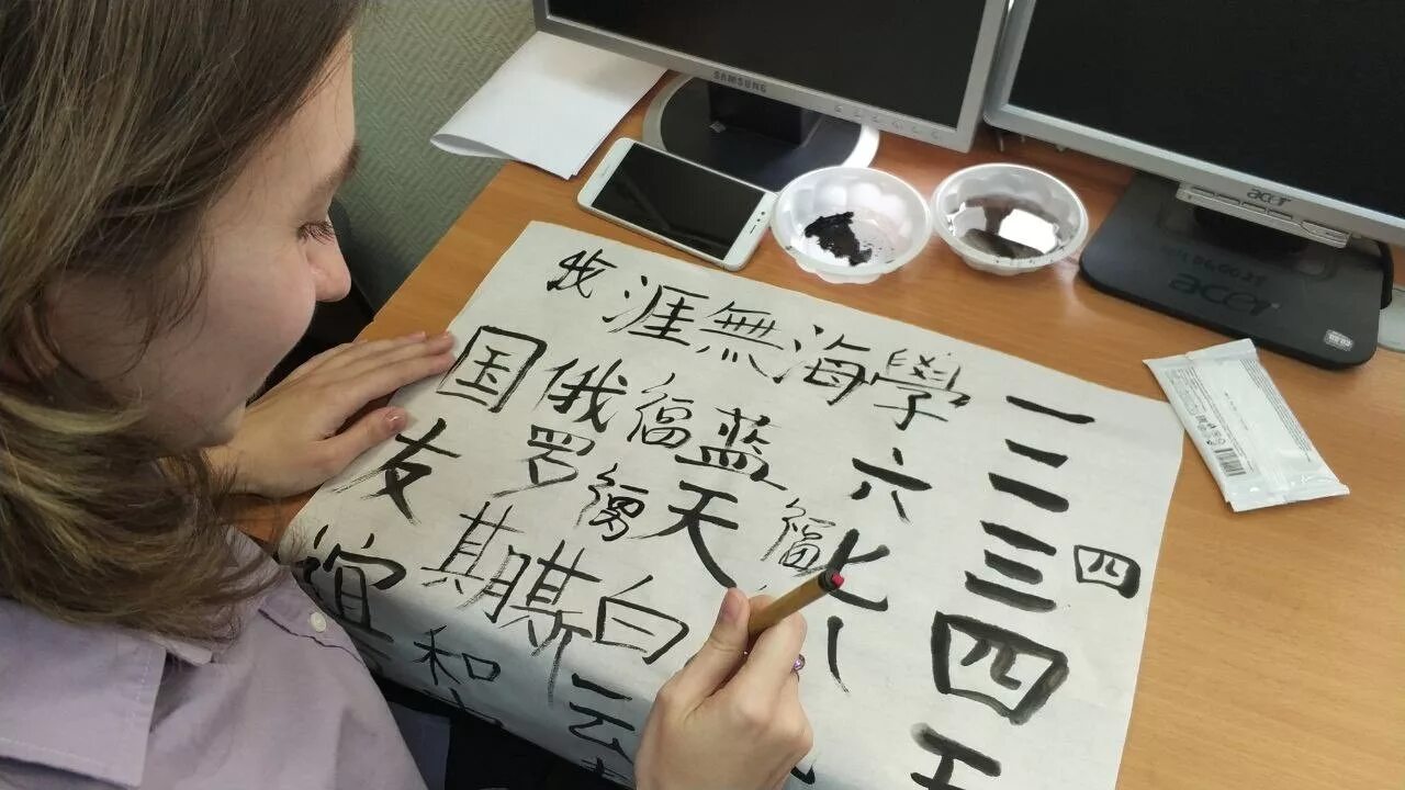 Слоган китайского центра языка. Китайский центр в москве. Русский язык для китайцев. Китайская школа интерьер. Центр китайского языка.