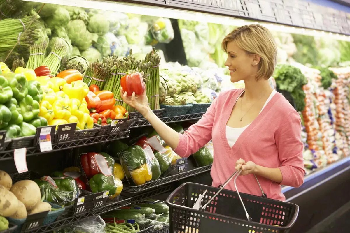 Покупать продуктовый магазин. Продукты в супермаркете. овощи в супермаркете. магазин продукты. девушка в овощном магазине.