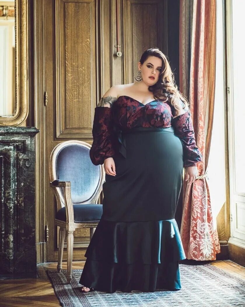 Plus-Size Тесс Холидей. Тесс Холидей в Вечернем платье. Холидей модель плюс сайз. Самая известная модель плюс сайз Тесс Холидей.