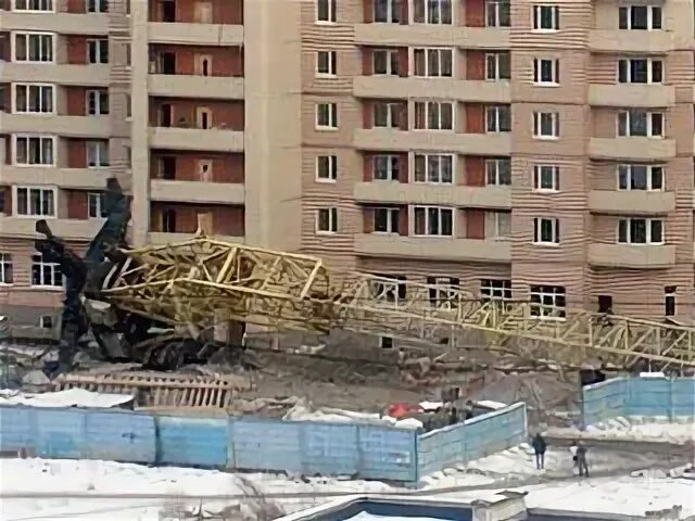 Упал кран в питере. Падение башенного крана камышовая улица. камышовая упал кран. падении крана на камышовой. упал башенный кран в спб.