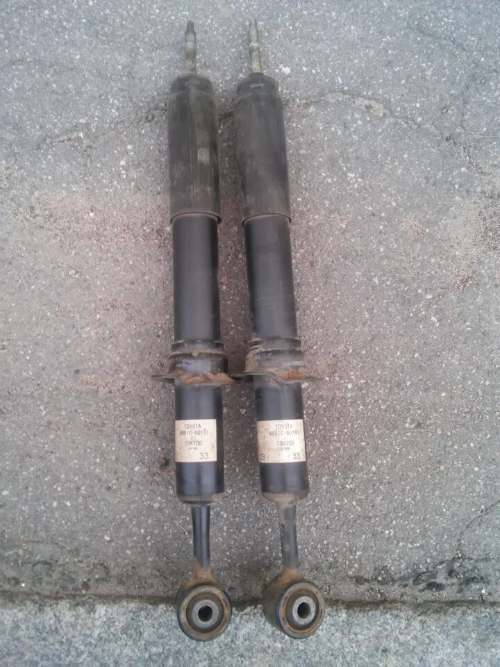 Амортизаторы ленд крузер прадо 120. Toyota 4851080671 амортизатор. 48510-60191 стойки прадо. 48510-60191 стойка амортизатора прадо 150. 48510-80672 стойка амортизатора прадо 150.