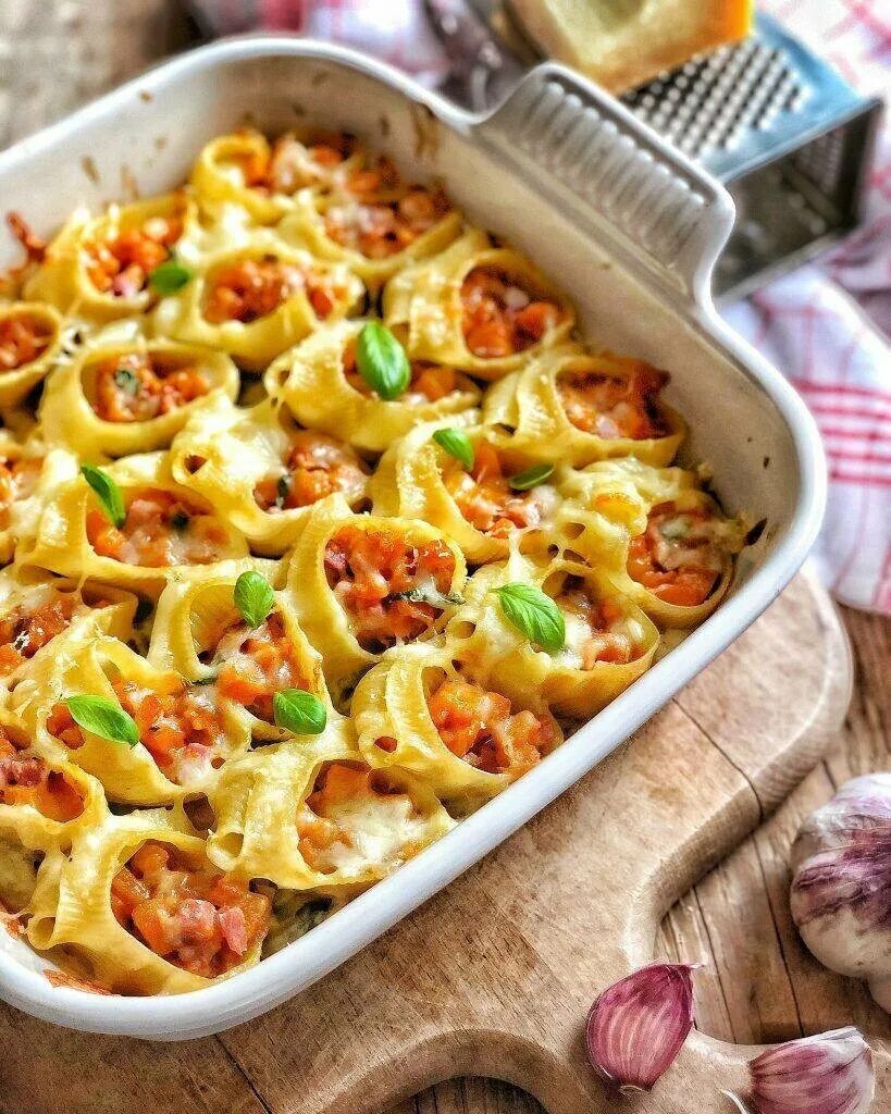 макароны фаршированные фаршем. большие фаршированные макароны. конкильони фаршированные фаршем. большие макароны в духовке. фаршированные большие макароны ракушки.