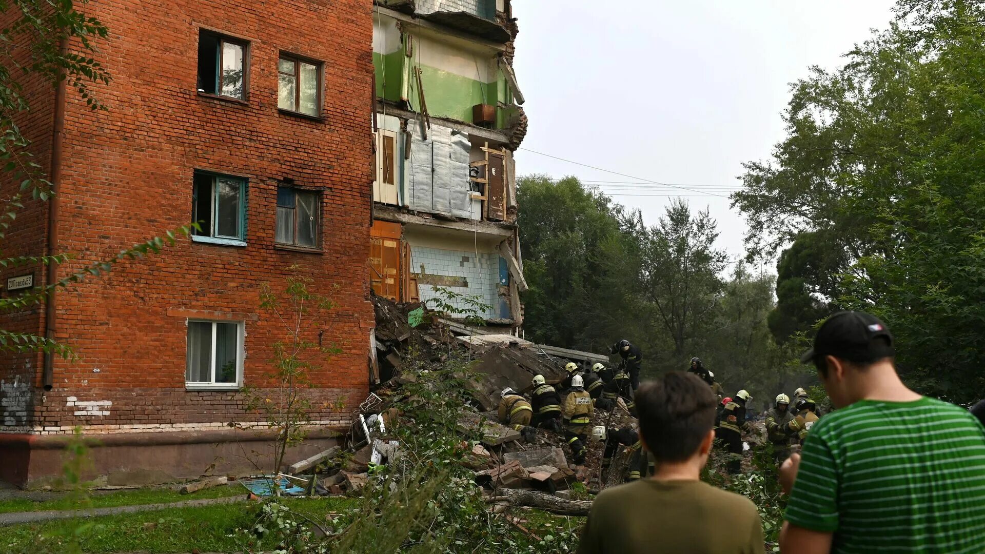 Омск новости обрушение дома. В Омске обрушился дом. Пятиэтажки. Обрушение пятиэтажного здания. Пятиэтажный дом обрушился.