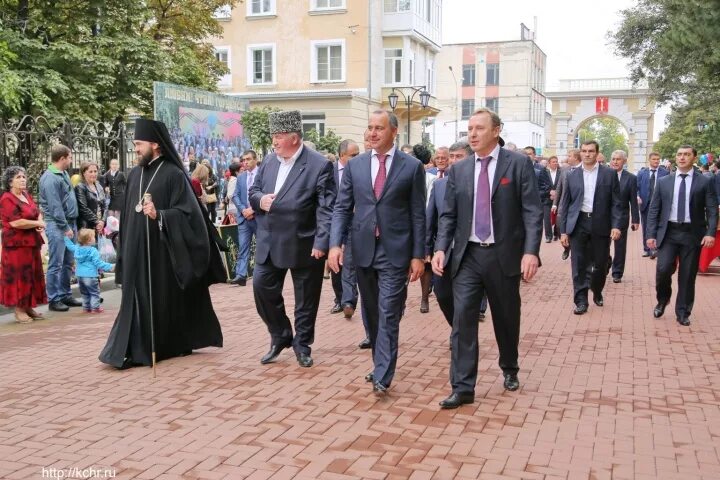 Г черкесск работа. Черкесск улицы люди. глава города черкесска. черкесск город люди. традиции города черкесск.