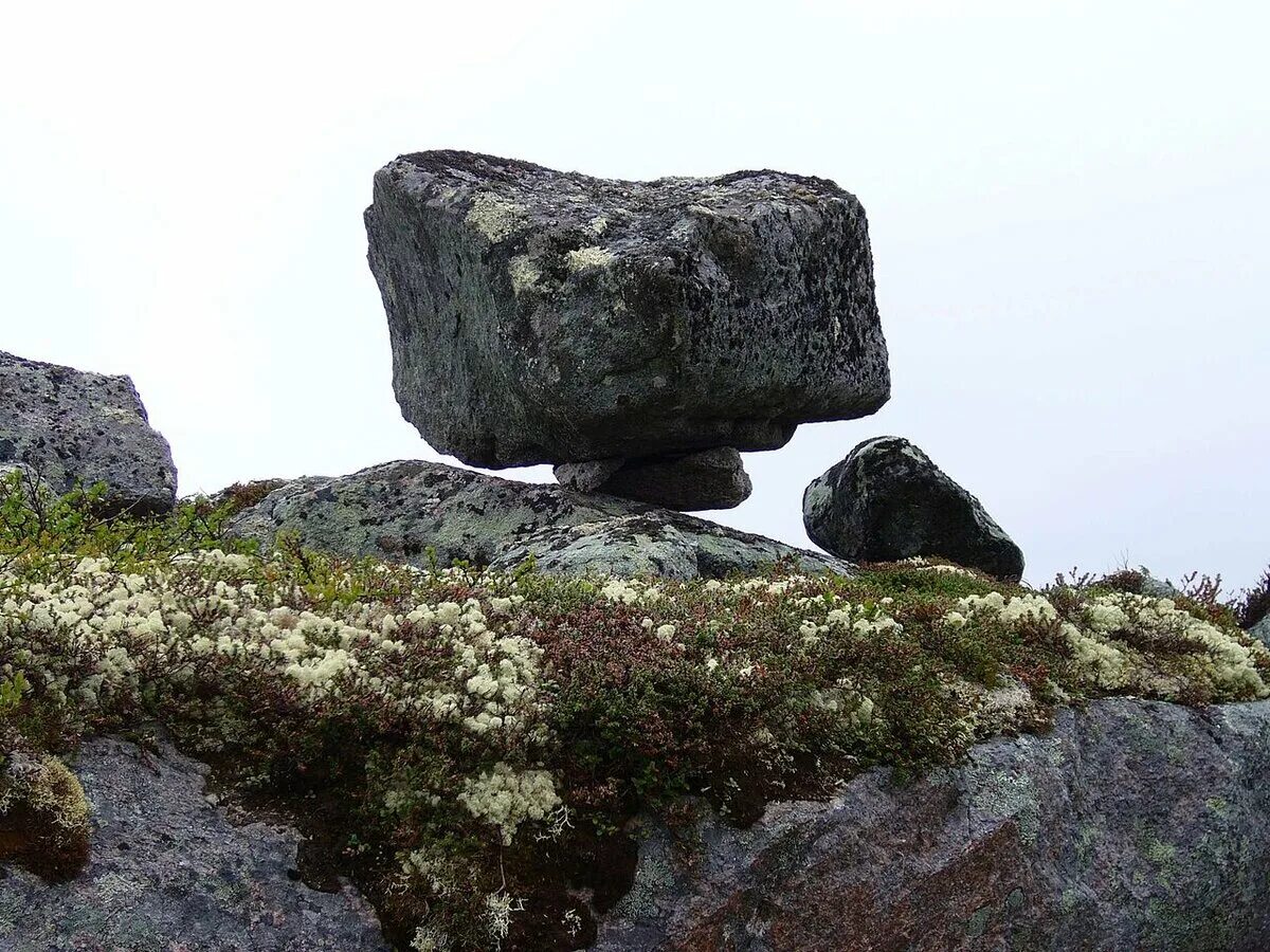 Сейды кольского полуострова. Сейды кольского полуострова. Камень сейд в мурманске. Мурманск камни. Сейды в карелии.