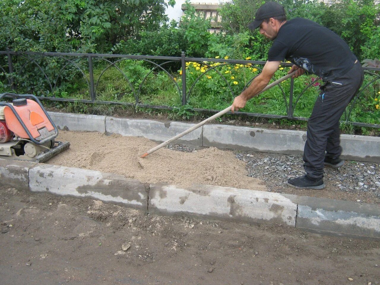 Установить под тротуарную плитку бордюр. Монтаж бордюра. монтаж дорожного бордюра. монтаж бордюров для тротуарной плитки. укладка бордюра для тротуарной плитки.