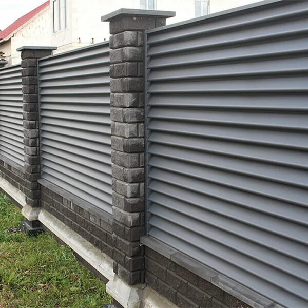 Штакетный забор горизонтальный уклон. Плетеный забор. Забор жалюзи металлические горизонтальные. Откатные ворота штакет 7024. Дон забор.