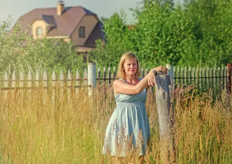 Деревенские женщины показывают. Сельские девушки. Девочка в деревне. Девушки в деревне. Красивые женщины в деревне.