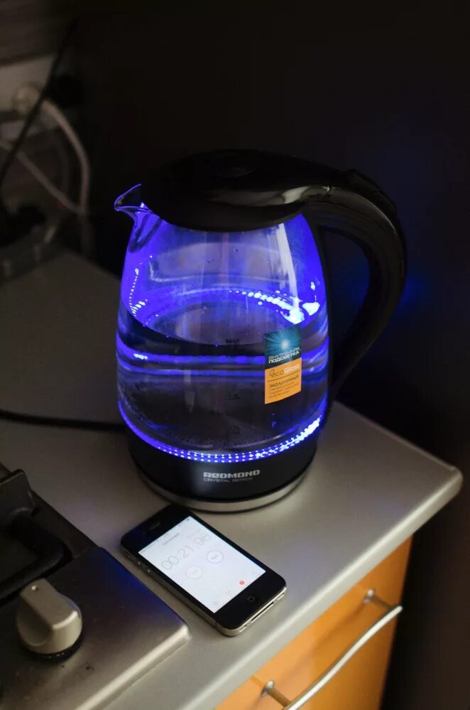 Включи чайник через 10. Чайник электрический стеклянный Redmond RK-g161. Чайник редмонд с сенсорной панелью. Электрический чайник с голубой подсветкой. Электрочайник красный с синей подсветкой.