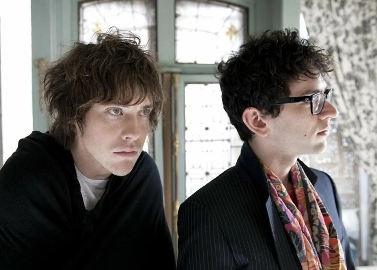 Mgmt dark. Mgmt. группа mgmt. mgmt солист. mgmt little dark age девушка.