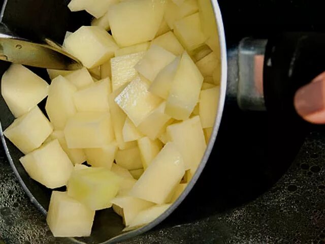 Картошку кидать в кипящую воду. Нарезанная картошка в кастрюле. Добавляем картофель, нарезанный кубиками.. Картофель в кипящей воде. Добавить картошку в бульон.