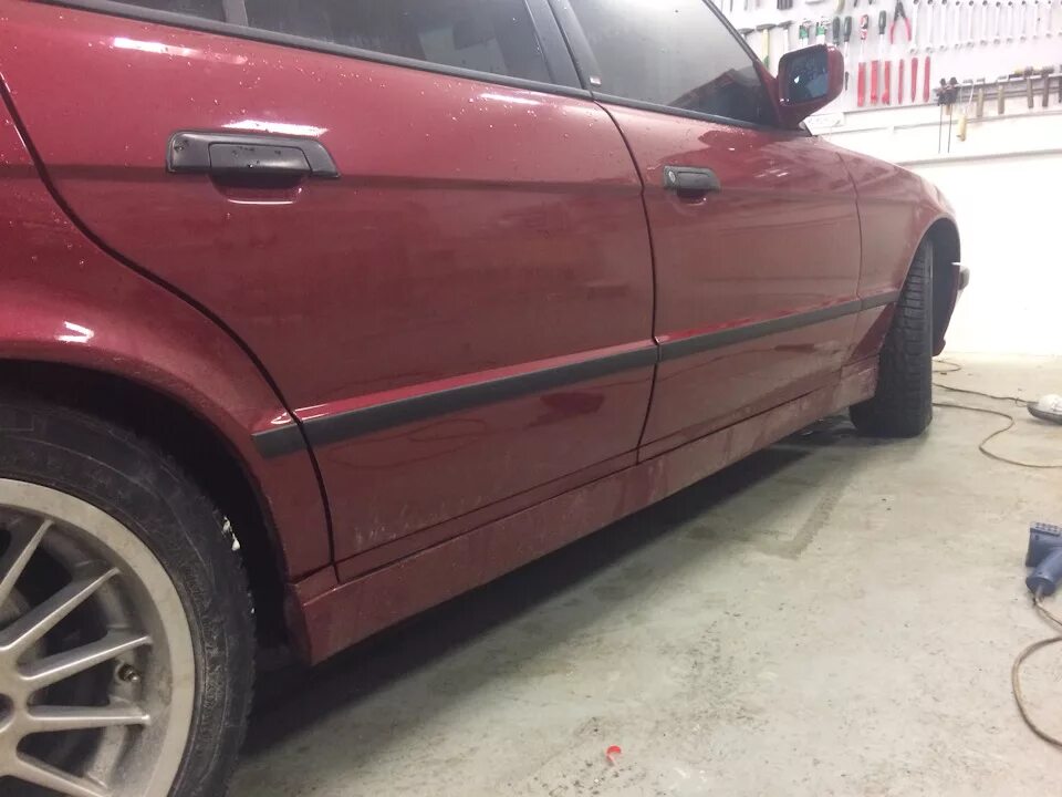 Молдинги по низу дверей е34. Молдинги bmw e34. Молдинги bmw e34. Молдинги на бмв е34. Bmw e34 без молдингов.